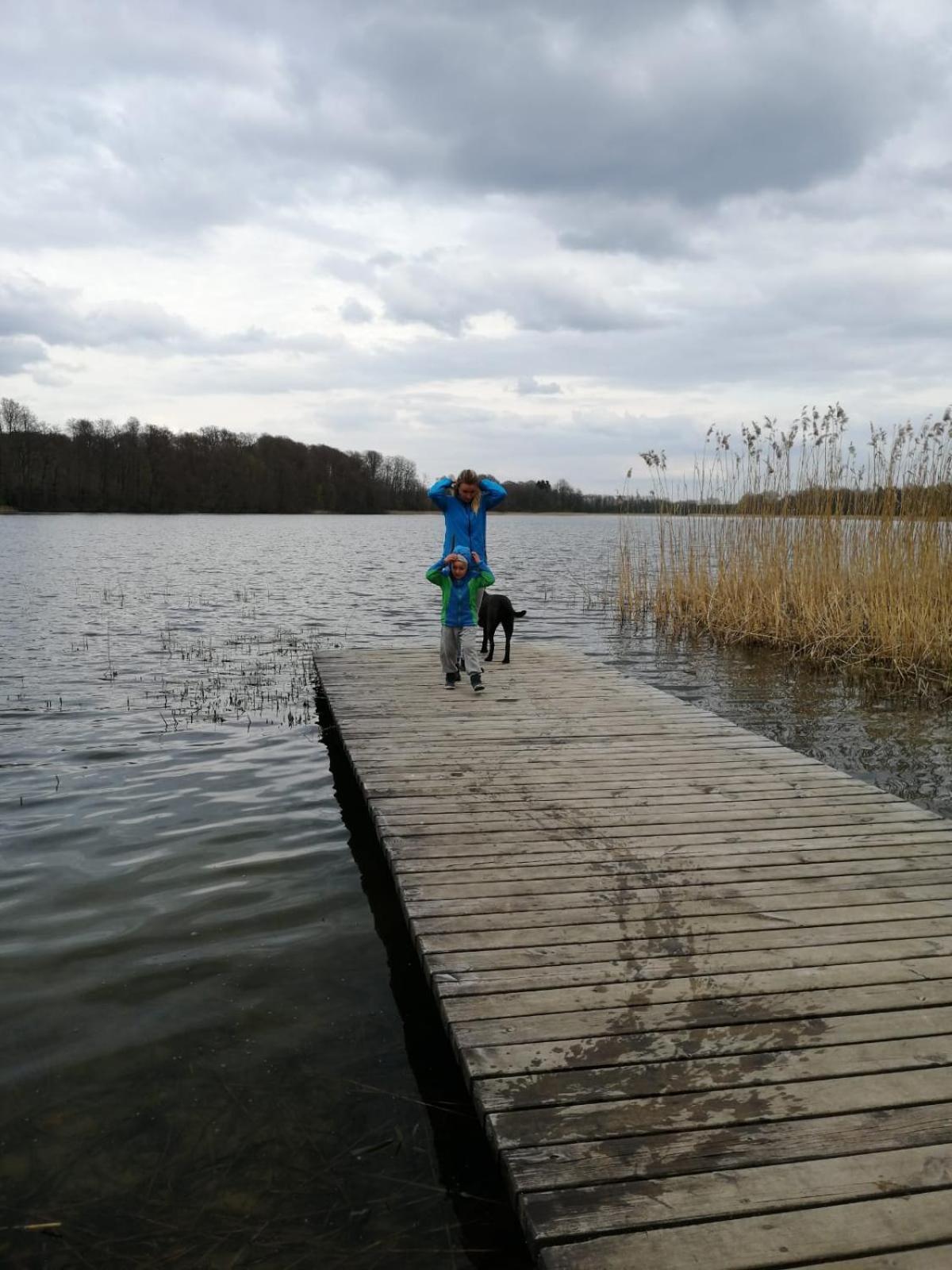 Domek Nad Jeziorem Koszajny Bagian luar foto